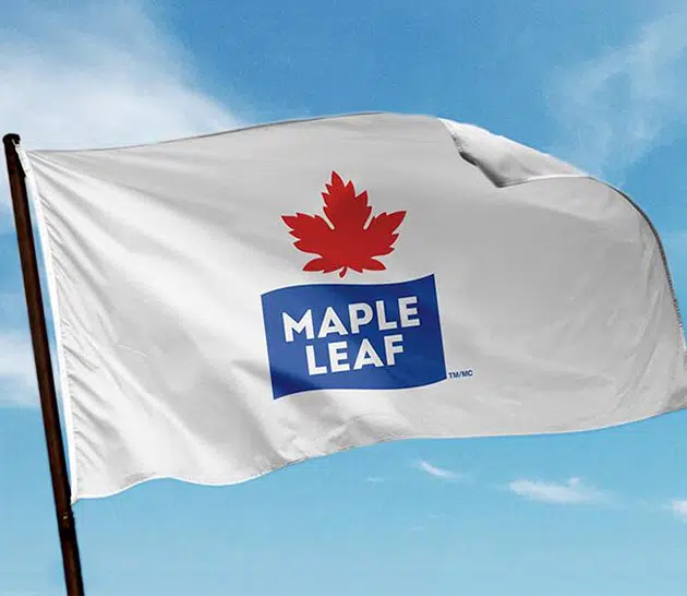 Le drapeau des Aliments Maple Leaf flotte dans le vent