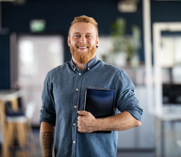 Professionnel de l'informatique avec une tablette