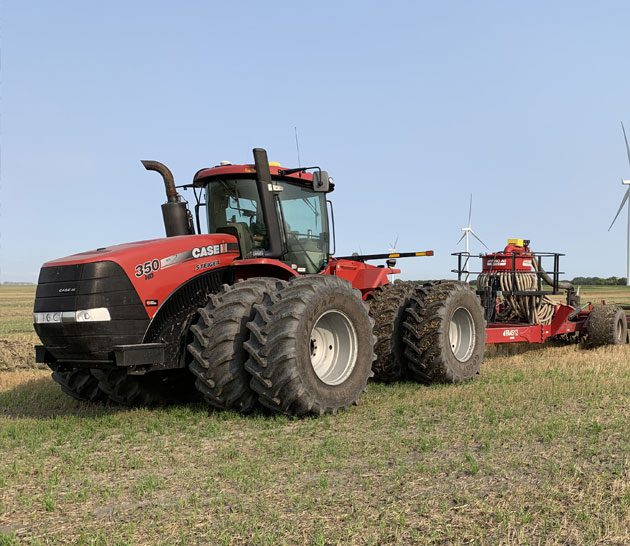 Tracteur près des éoliennes