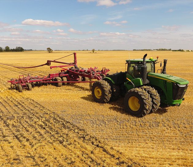 Un tracteur labourant un champ