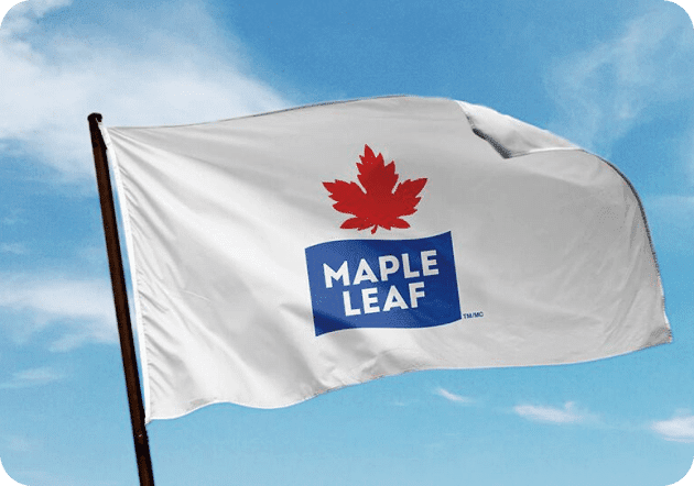 Drapeau des Aliments Maple Leaf dans le ciel