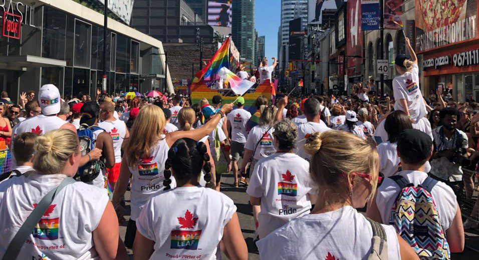 L'équipe Maple Leaf au défilé de la fierté à Toronto 2019