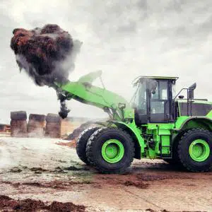 Chargeur frontal soulevant des déchets organiques