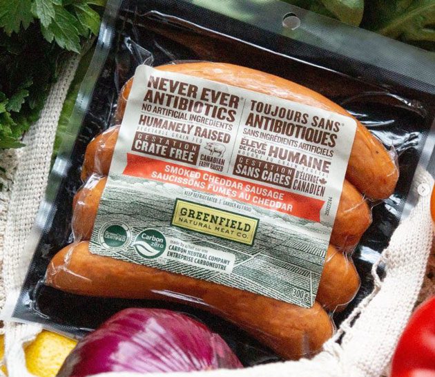 Paquet de saucisses Greenfield dans un sac d'épicerie