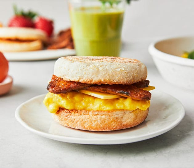 Sandwich petit-déjeuner au bacon et au tempeh Lightlife