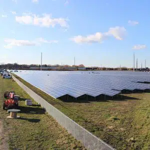 Panneaux solaires sur grand terrain