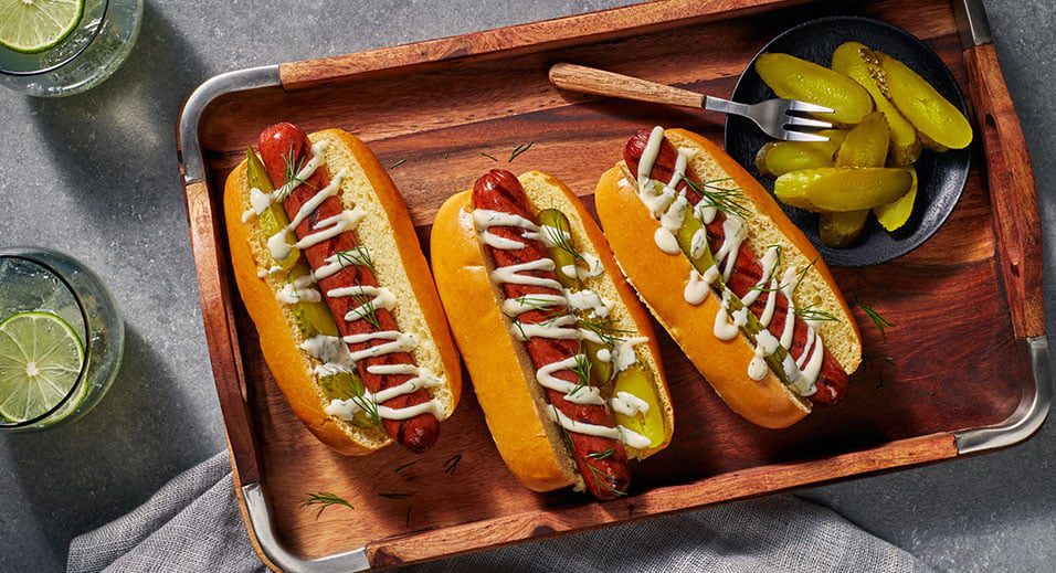 hot-dogs garnis de cornichons et de mayonnaise