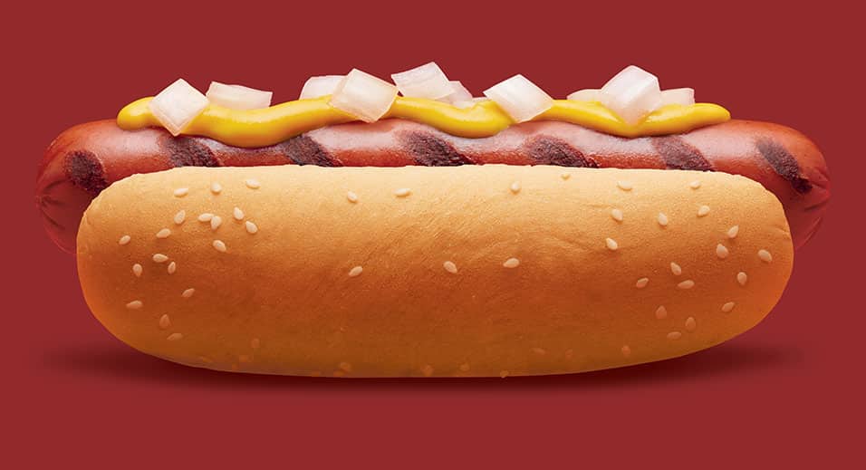 hot-dog à la moutarde et aux oignons