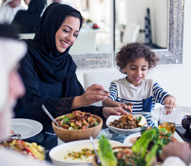  Famille assis pour un repas