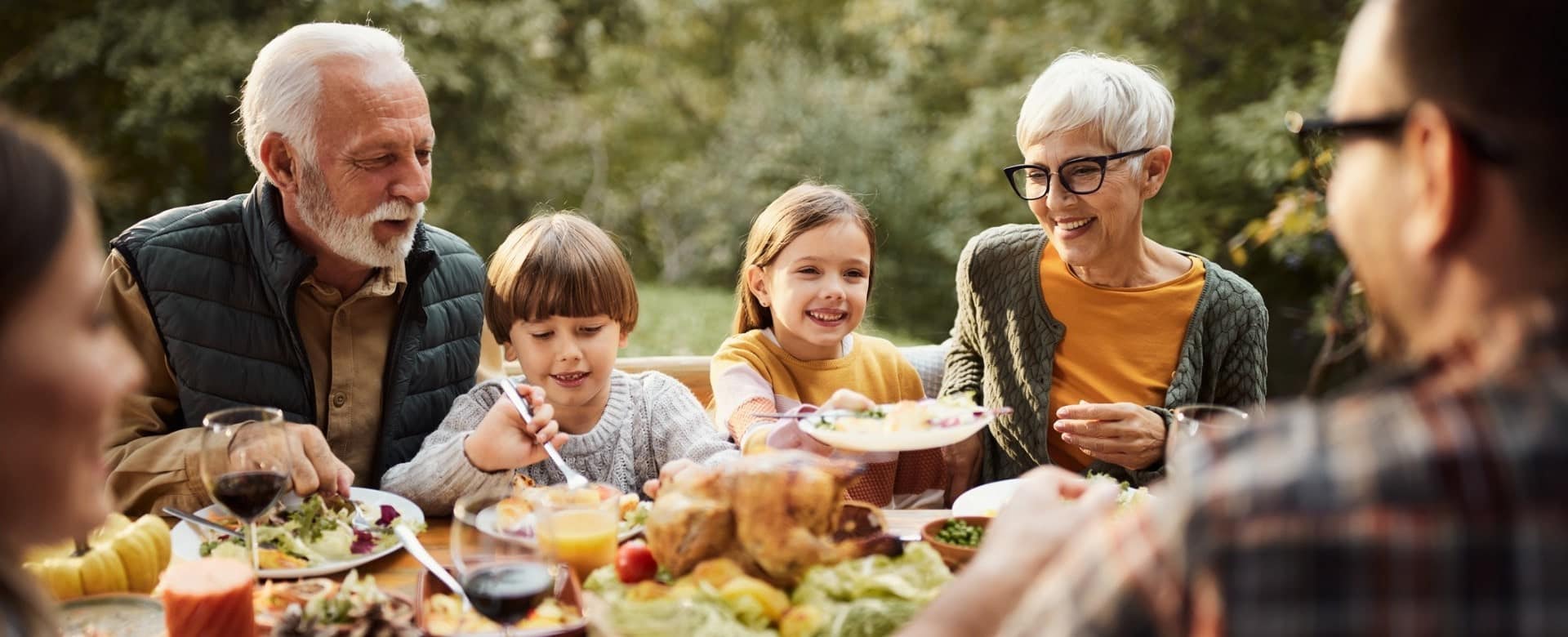 Famille mangeant un dîner de poulet