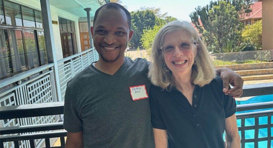 Lynda Kuhn avec Peter, étudiant de Wezesha