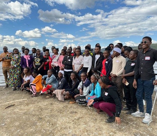 Certains des étudiants parrainés par Wezesha au parc national du Lac Nakuru en janvier 2024