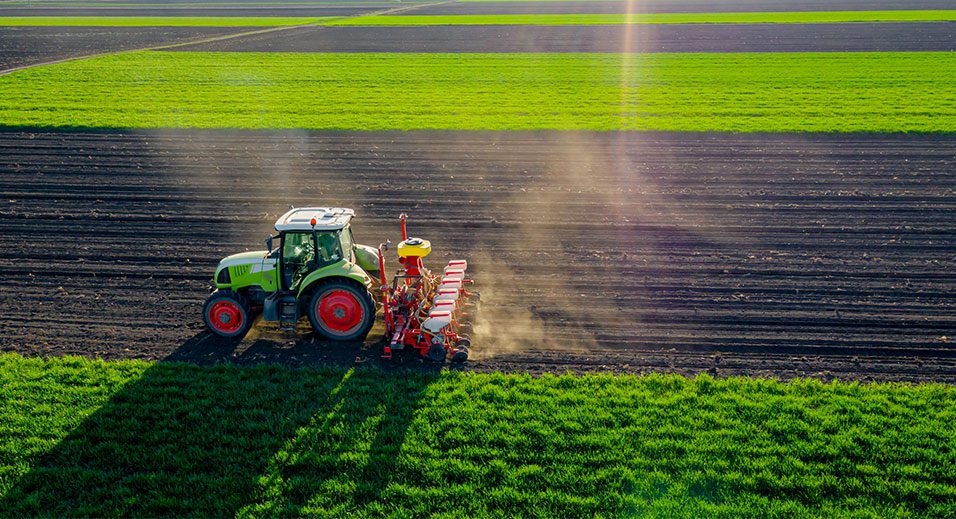 Agriculture régénératrice : tracteur labourant un champ