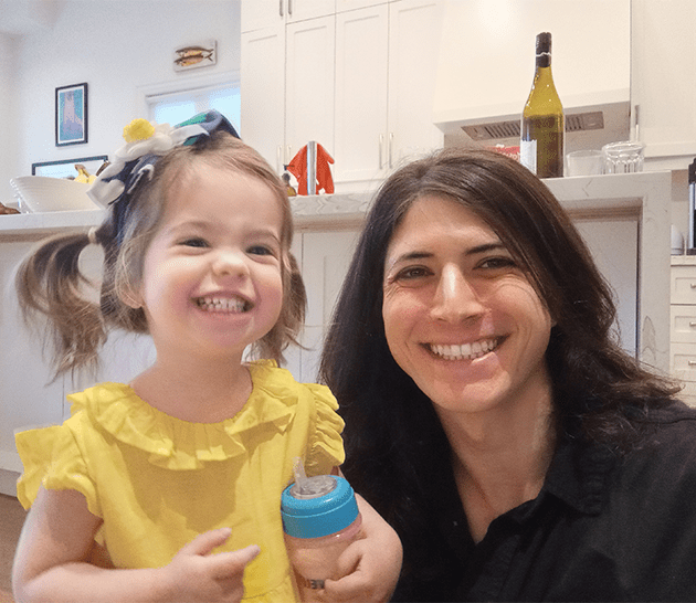 Lee Cadesky souriant avec sa fille