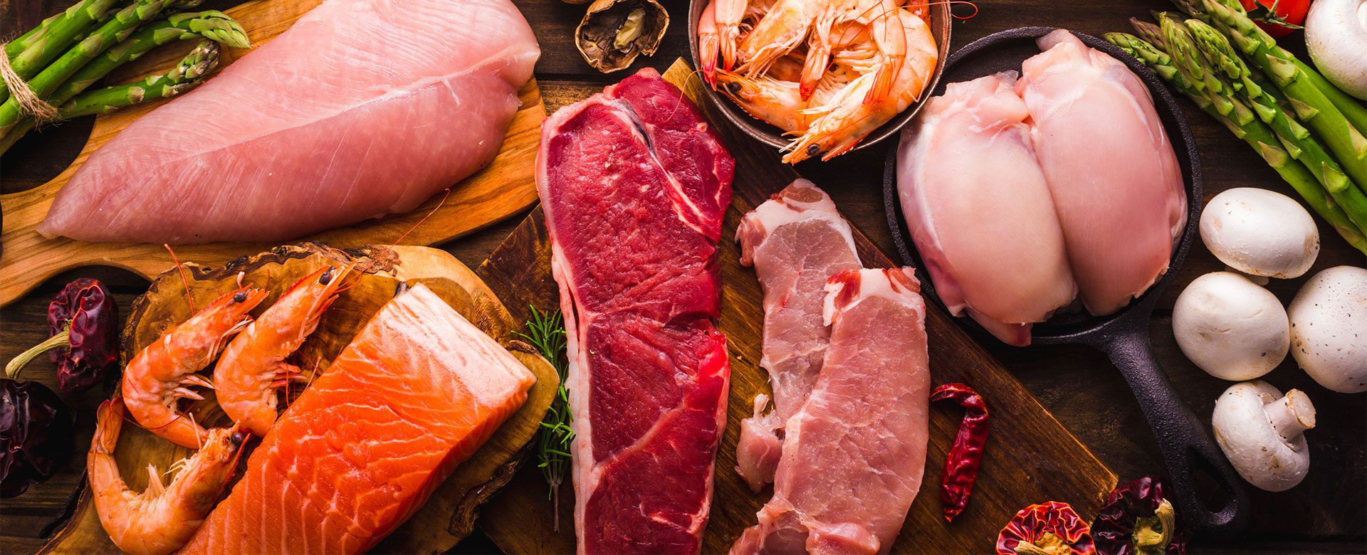 table pleine de viandes et de légumes crus
