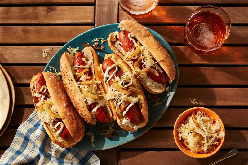 plateau de hot-dogs avec un assortiment de garnitures