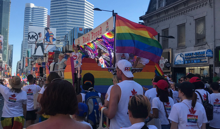 Feuille d'érable à Pride Toronto