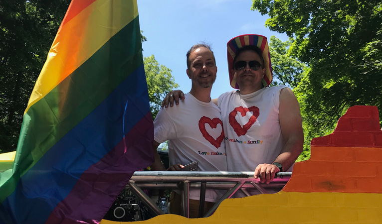 Deux personnes à Pride Toronto
