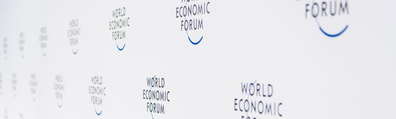 Mur blanc avec logos World Economic Forum du Forum économique mondial