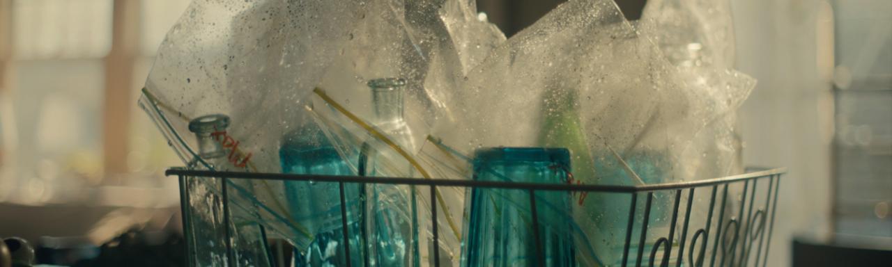 Sacs en plastique lavés séchant dans la cuisine, d'une publicité de Super Bowl 2020.